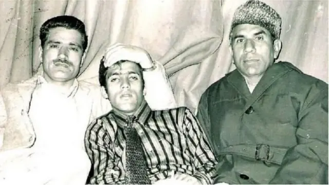 మక్బూల్ భట్, విమానం హైజాక్ చేసిన హషీమ్ కురేషీ(మధ్యలో)