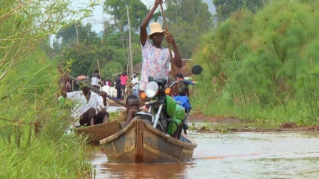 Des bateaux naviguent dans le marais de Yala au Kenya - vendredi 28 janvier 2022