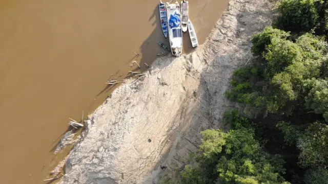 Foto colorida vistacasas de aposta com bonus de boas vindascima com barco na margemcasas de aposta com bonus de boas vindasum rio ao ladocasas de aposta com bonus de boas vindasuma mata ciliar