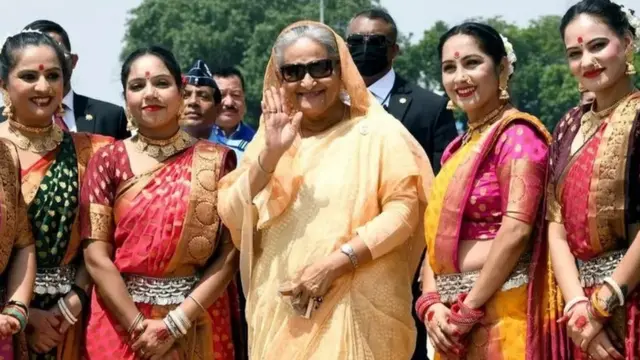 दिल्ली में हवाई अड्डे पर शेख़ हसीना-साल 2022