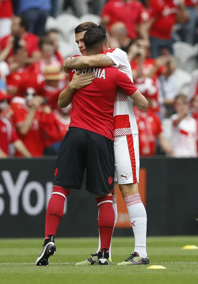 Los hermanos Xhaka, Granit y Taulant, son los primeros en jugar para países diferentes en una Eurocopa.