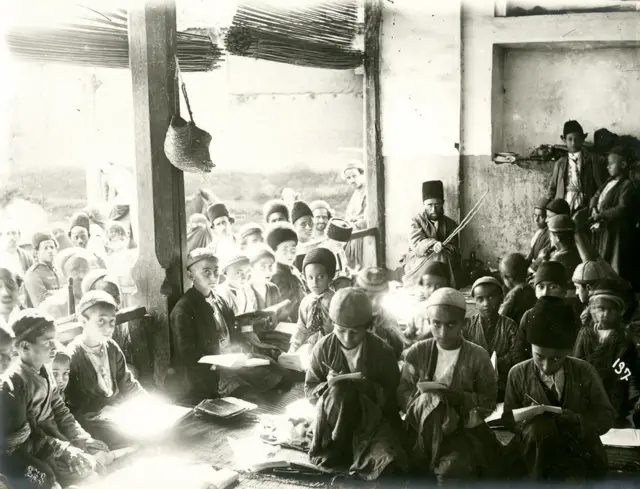 مکتب‌خانه، حدود ۱۹۰۰، عکس از آنتوان سوروگین