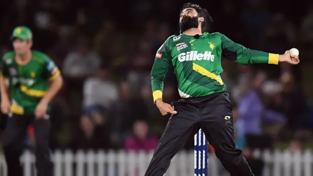 મુંબઈમાં જન્મેલા 33 વર્ષીય સ્પિનર એઝાઝ યૂનસ પટેલે પોતાની બૉલિંગ દરમિયાન બે ભારતીય બૅટરોને બોલ્ડ, ત્રણ બૅટરોને એલબીડબલ્યૂ અને પાંચ બૅટરોને કૅચ આઉટ કરાવ્યા હતા.