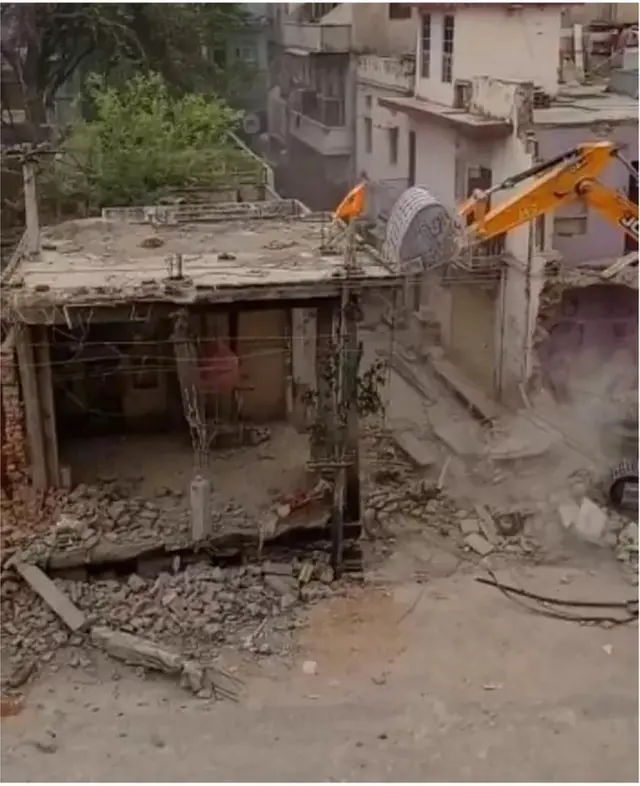 રાજગઢમાં 17 અને 18 એપ્રિલે નગરપાલિકાએ રસ્તો પહોળો કરીને ગૌરવપથ બનાવવા માટે દબાણો હઠાવવા કામગીરી કરી હતી