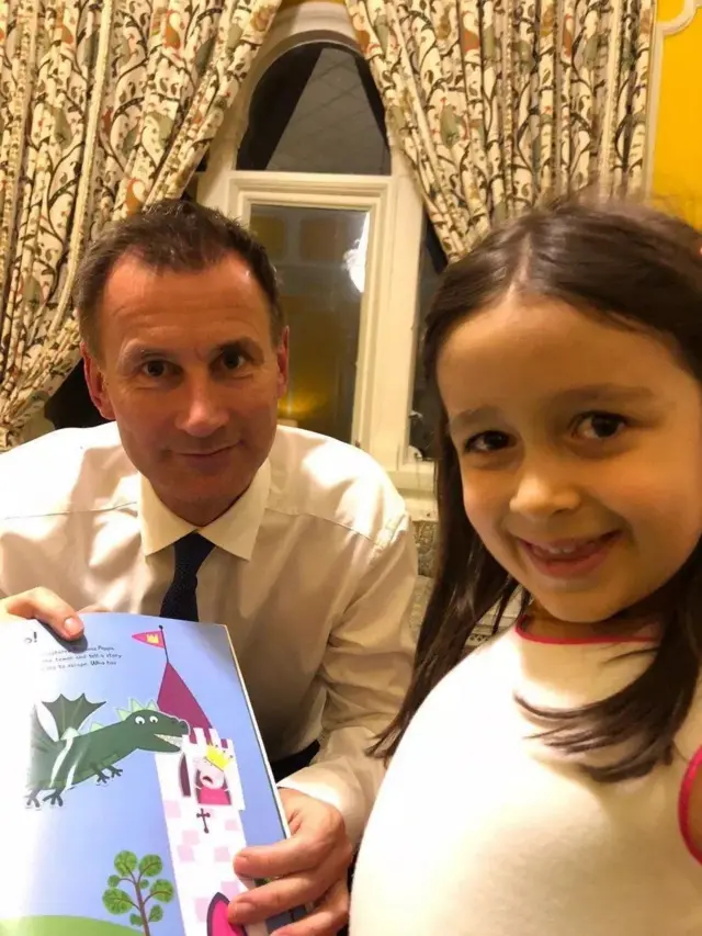 جرمی هانت در زمانی که وزیر خارجه بریتانیا بود به تهران سفر و با دختر نازنین زاغری هم دیدار کرده بود