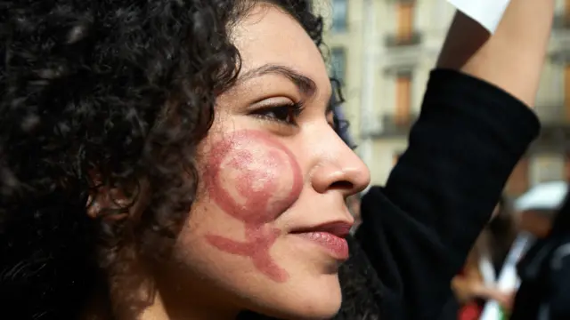 Chica con símbolo mujer