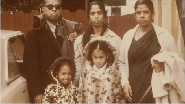 కమలా తల్లి తమిళనాడులోని చెన్నైలో జన్మించారు. తండ్రి జమైకాలో పుట్టారు