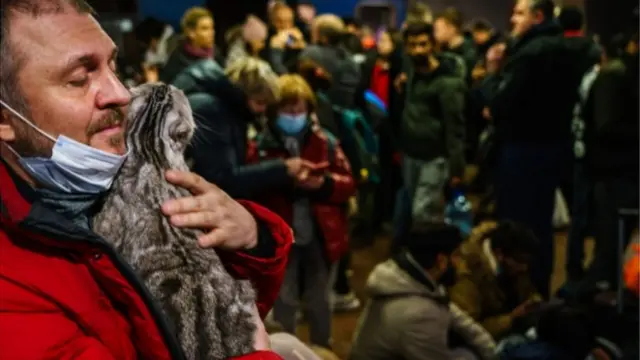 ప్రజల్లో కొందరు అండర్‌గ్రౌండ్ రైల్వే స్టేషన్లలో తలదాచుకుంటున్నారు