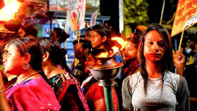 মিছিলে একজন মশালধারী ট্রান্সজেন্ডার