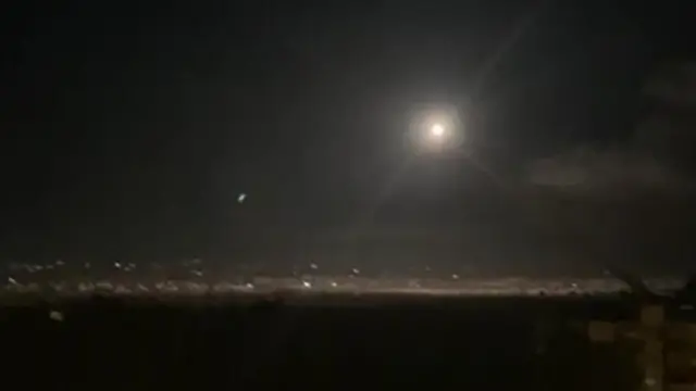 (أرشيف) الجيش السوري قال في نوفمبر/تشرين الثاني الماضي إنه تصدى لهجوم صاروخي إسرائيلي استهدف مواقع بضواحي دمشق