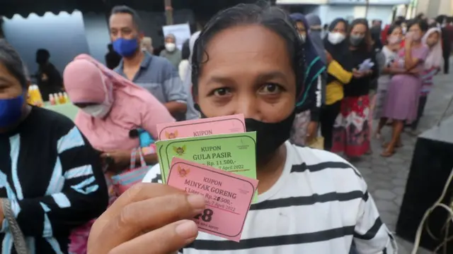 Warga memperlihatkan kupon pembelian kebutuhan pokok saat bazar sembako murah bertajuk Safari Ramadhan pemerintah Kota Kediri di Kelurahan Pesantren, Kota Kediri, Jawa Timur, Kamis (07/04)