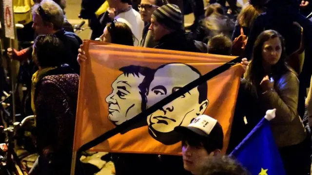 Un cartel con la cara de Putin en una protesta.