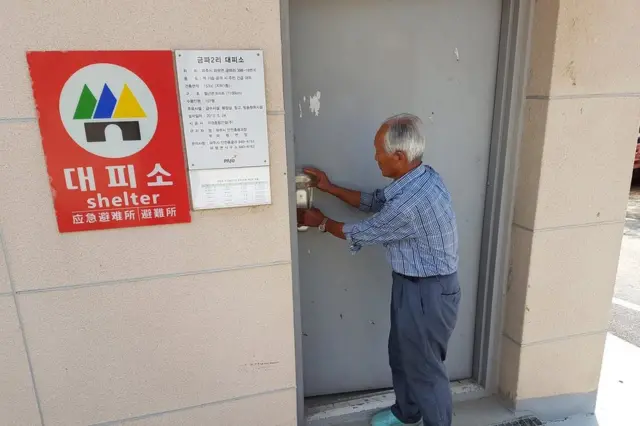 La entrada del refugio público en el pueblo más cercano a la frontera con Corea del Norte.