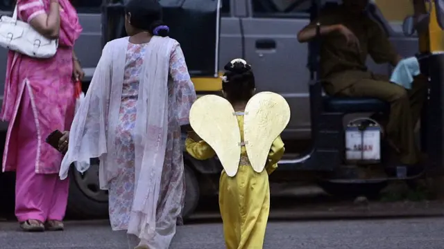 पढ़ने लिखने में आगे, पर अब भी हिंसा-भेदभाव क्यों झेल रही हैं लड़कियां