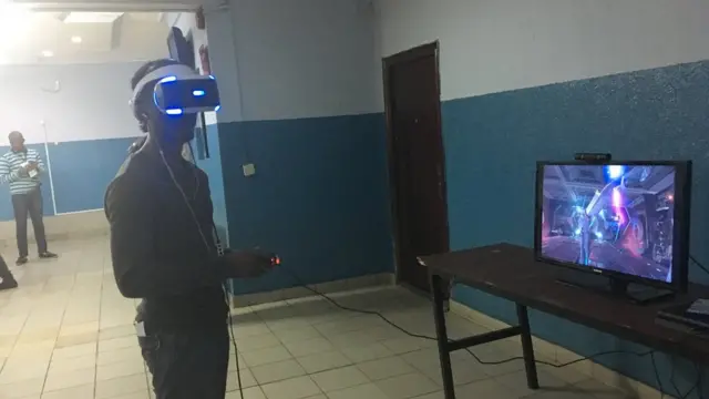 A guy wey dey play virtual reality game