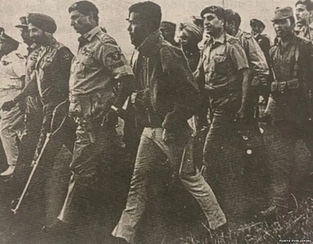 ਢਾਕਾ ਹਵਾਈ ਅੱਡੇ ਉੱਤੇ ਜਨਰਲ ਅਰੋੜਾ ਅਤੇ ਜਨਰਲ ਨਿਆਜ਼ੀ