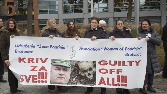 Les proches des victimes de Srebrenica réclamant justice.