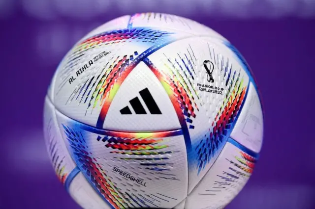 Balón de fútbol con el logo de Qatar 2022.