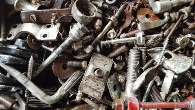 Un grupo de tortillos y tuercas.