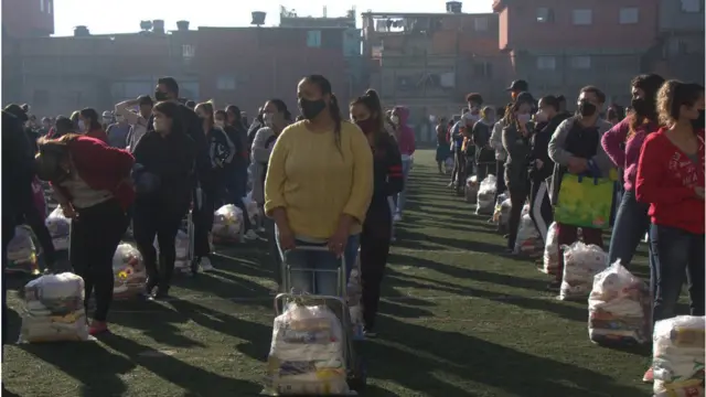 Em campojogar dominó onlinefuteboljogar dominó onlineParaisópolis, moradores recebem cestas básicas