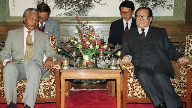 زيمين (يمين) و نيلسون مانديلا في بكين