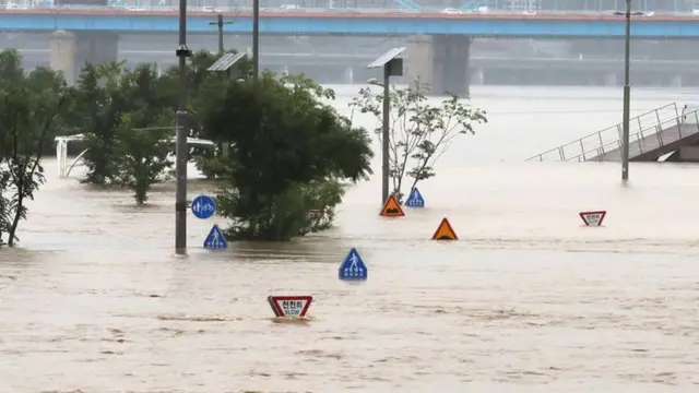 서울에 내린 폭우로 한강 일대가 범람했다