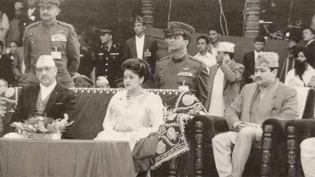 తల్లిదండ్రులతో యువరాజు దీపేంద్ర