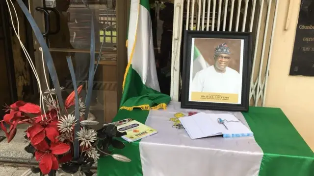 Foto oloogbe Micheal Adeyemọ