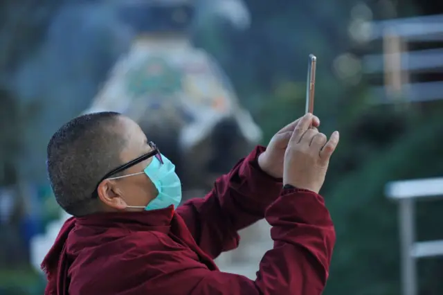 फोनबाट तस्बिर खिच्दै एक भिक्षु