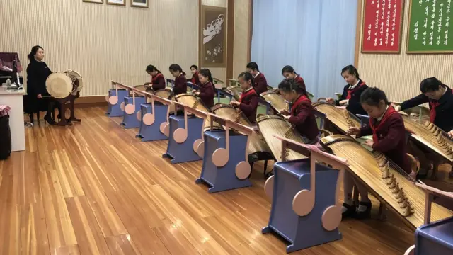 Çocuk Sarayı'nda enstrüman çalmayı öğrenen sendikalı öğrenciler