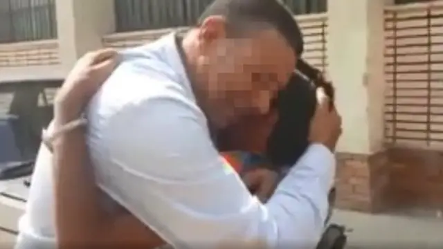 Captura del video del reencuentro de Abdalá y Mustafá.
