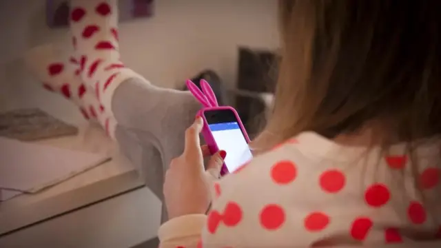 طفلة تمارس اللعب.