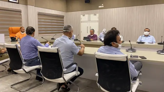 अधिकारियों के साथ बैठक करते मुख्यमंत्री योगी आदित्यनाथ