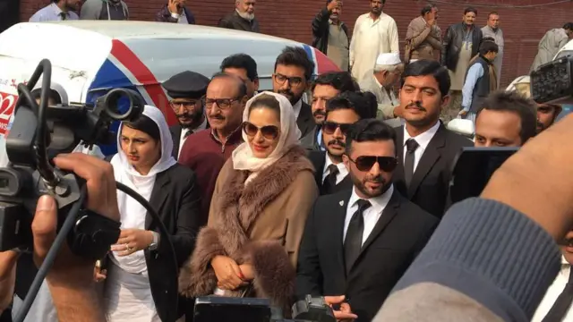 திருமணம் ஆகவில்லை என்பதை நிரூபிக்க நீதிமன்றபடி ஏறிய பாகிஸ்தானிய நடிகை!