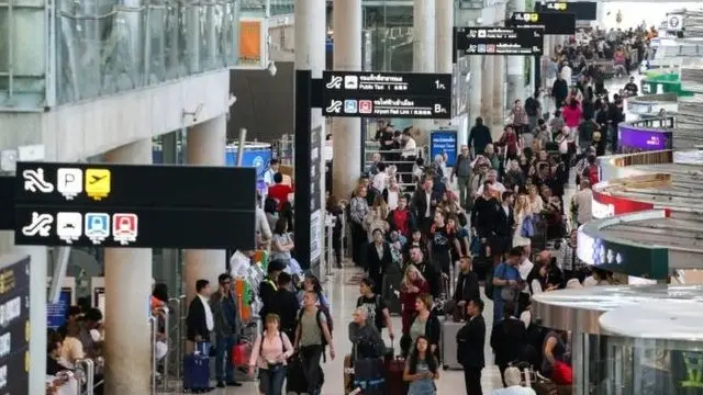 رهف محمد القنون گفته که در فرودگاه بانکوک گذرنامه‌اش را مقام‌های عربستانی از او گرفته‌اند