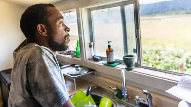 Estadounidense afroamericano en su casa