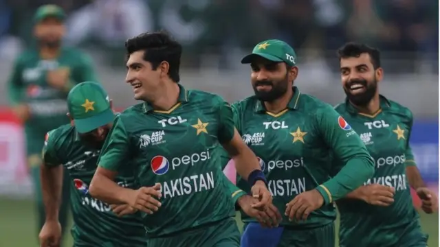 श्रीलंका के कुसल मेन्डिस का विकेट लेने के बाद खुशी से झूमते पाकिस्तान के नसीम शाह