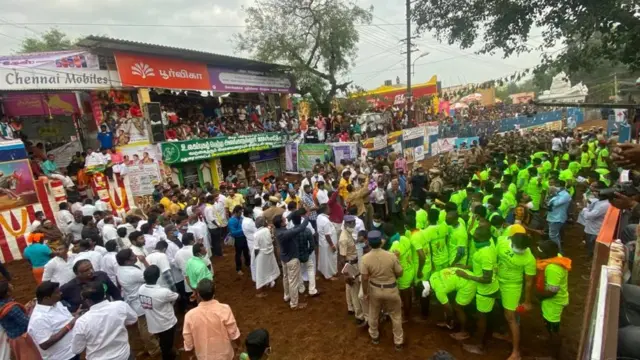 அலங்காநல்லூரில் சீறிப்பாயும் காளைகள்; அசராமல் எதிர்கொள்ளும் மாடுபிடி வீரர்கள்