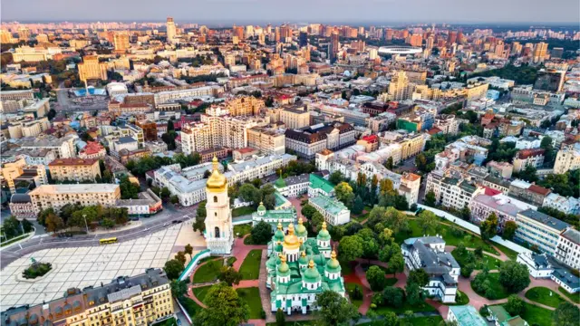 কিয়েভ শুধু ইউক্রেনের রাজধানী নয়, এটি রাশিয়ার প্রাচীন সাম্রাজ্যের রাজধানী হিসেবে রুশ ইতিহাসেরও গুরুত্বপূর্ণ অংশ।