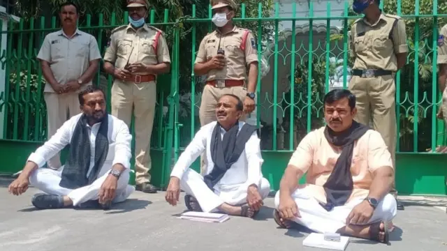 అసెంబ్లీ ఎదుట బీజేపీ సభ్యుల నిరసన