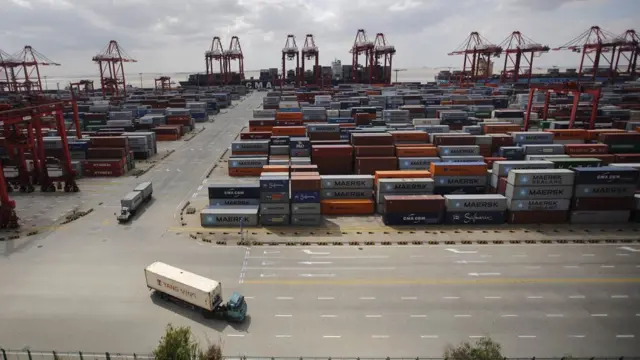 浙江舟山洋山港集装箱区域(资料图片)