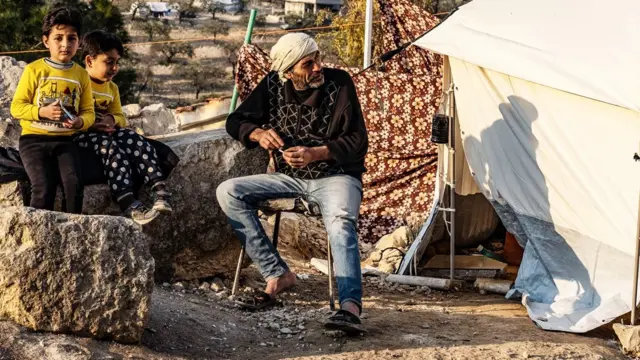 इदलिब के नज़दीक सालक़ीन इलाक़े में परिवार अस्थायी टेंटों में रह रहे हैं