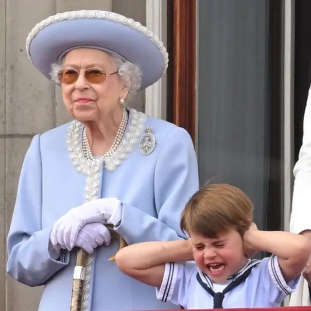 Príncipe Louis fazendo caretas durante desfile