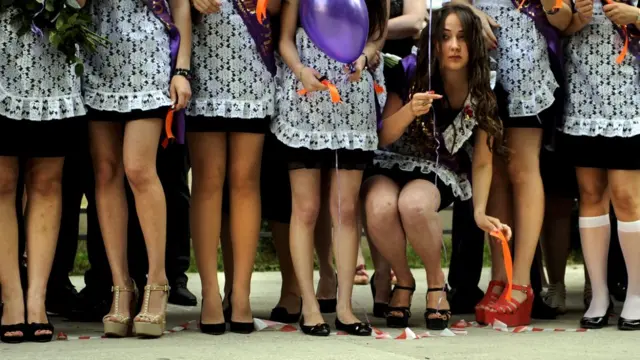 Выпускницы школы в Сочи (фото 2012 года)