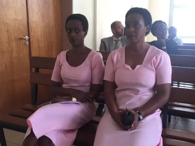 Diana Rwigara na nyina wiwe bari muri sentare uyu musi
