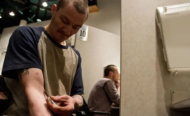 バンクーバーの安全な注射施設で麻薬を打つ常習者