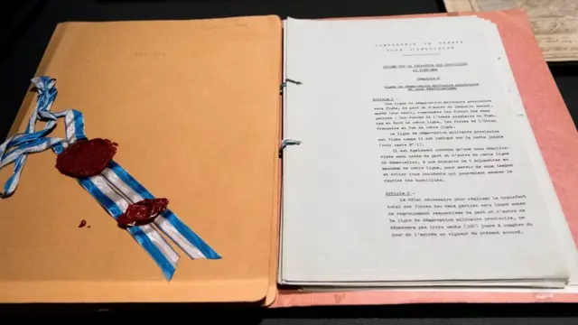 Bản gốc 'Hiệp Định đình chiến Geneve (Thụy Sĩ) 1954' nhằm chấm dứt chiến tranh tại ba nước Đông Dương được trưng bày tại triển lãm
