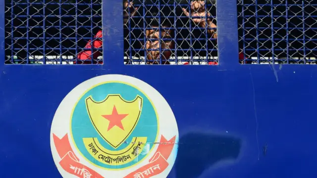 প্রিজন ভ্যানে এক ব্যাক্তি