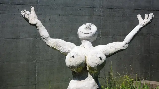 Estatua de mujer feliz