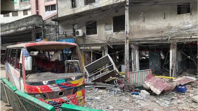 বিস্ফোরণের ক্ষতিগ্রস্ত ভবন ও একটি বাস
